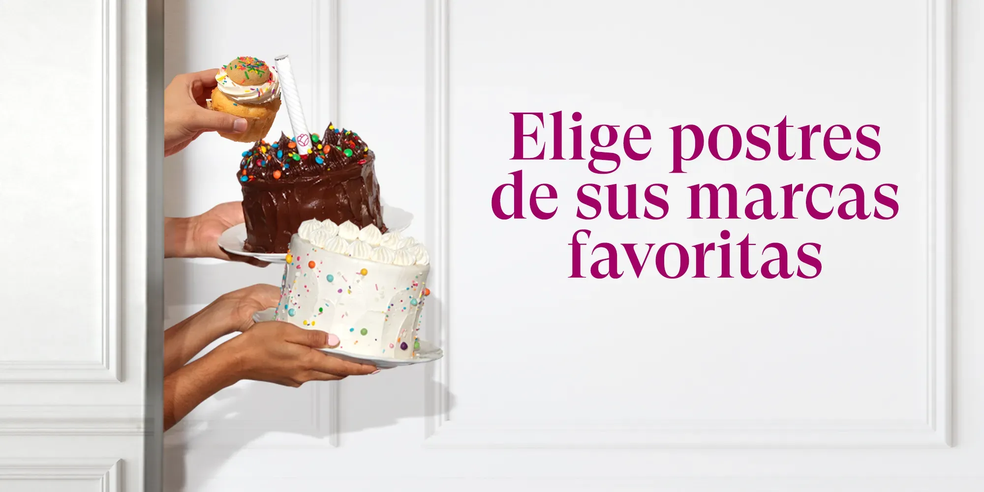 Banner Manos sosteniendo un pastel con chispas de colores y un cupcake decorado, con el texto “Elige postres de sus marcas favoritas” sobre fondo blanco – Enviaflores