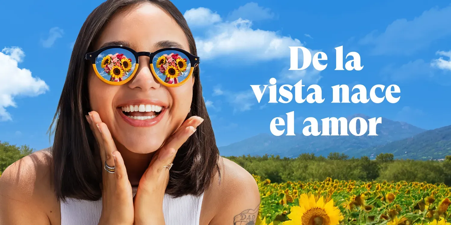 Banner Mujer sonriendo con lentes de sol frente a un campo de girasoles y el mensaje De la vista nace el amor.